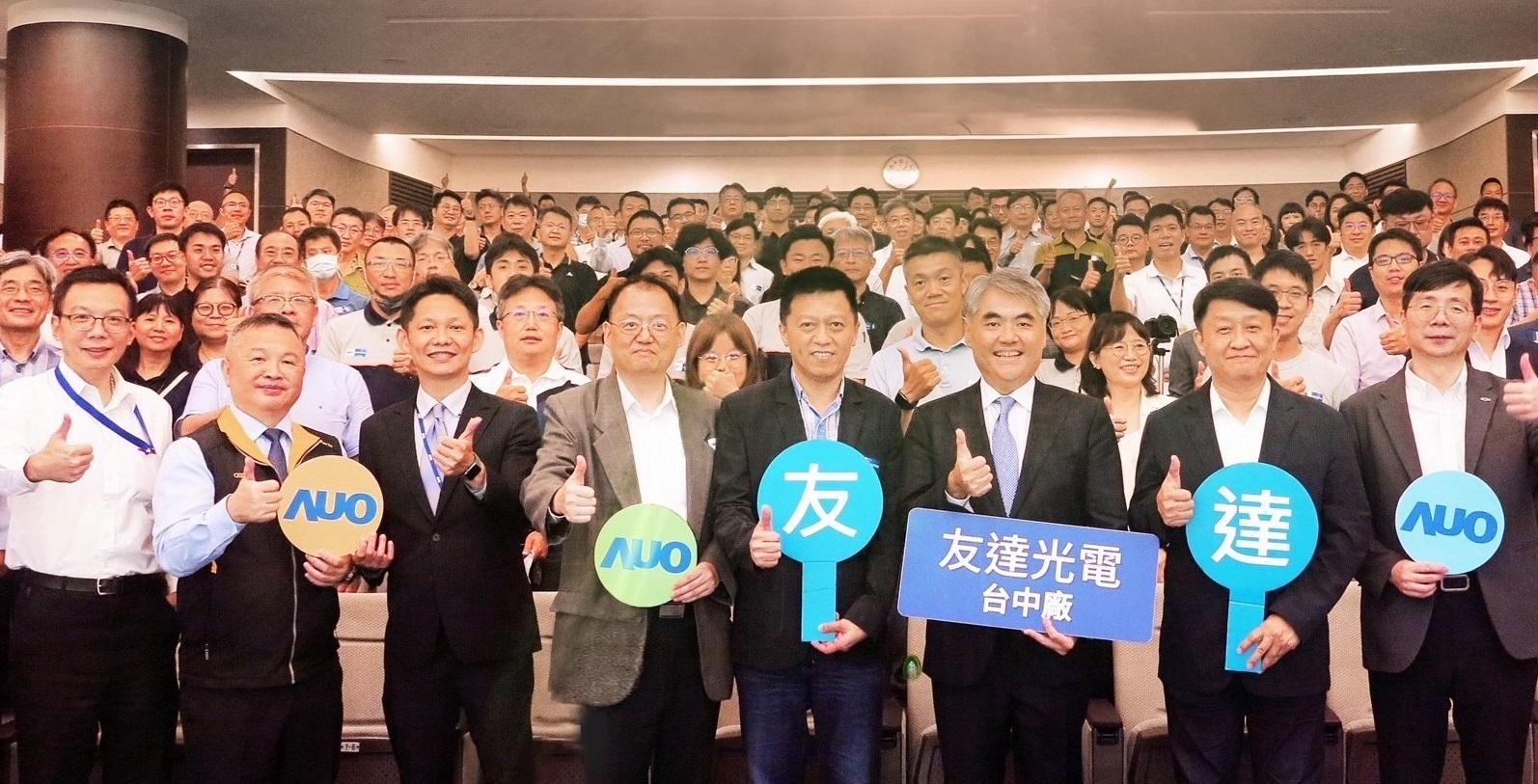 友達以太陽能解決方案領航者，跨足建築領域，4日在台中廠區舉辦「光電建築一體化研討會」，邀請產業先驅共同推動綠化，打造新一代智慧綠建築。