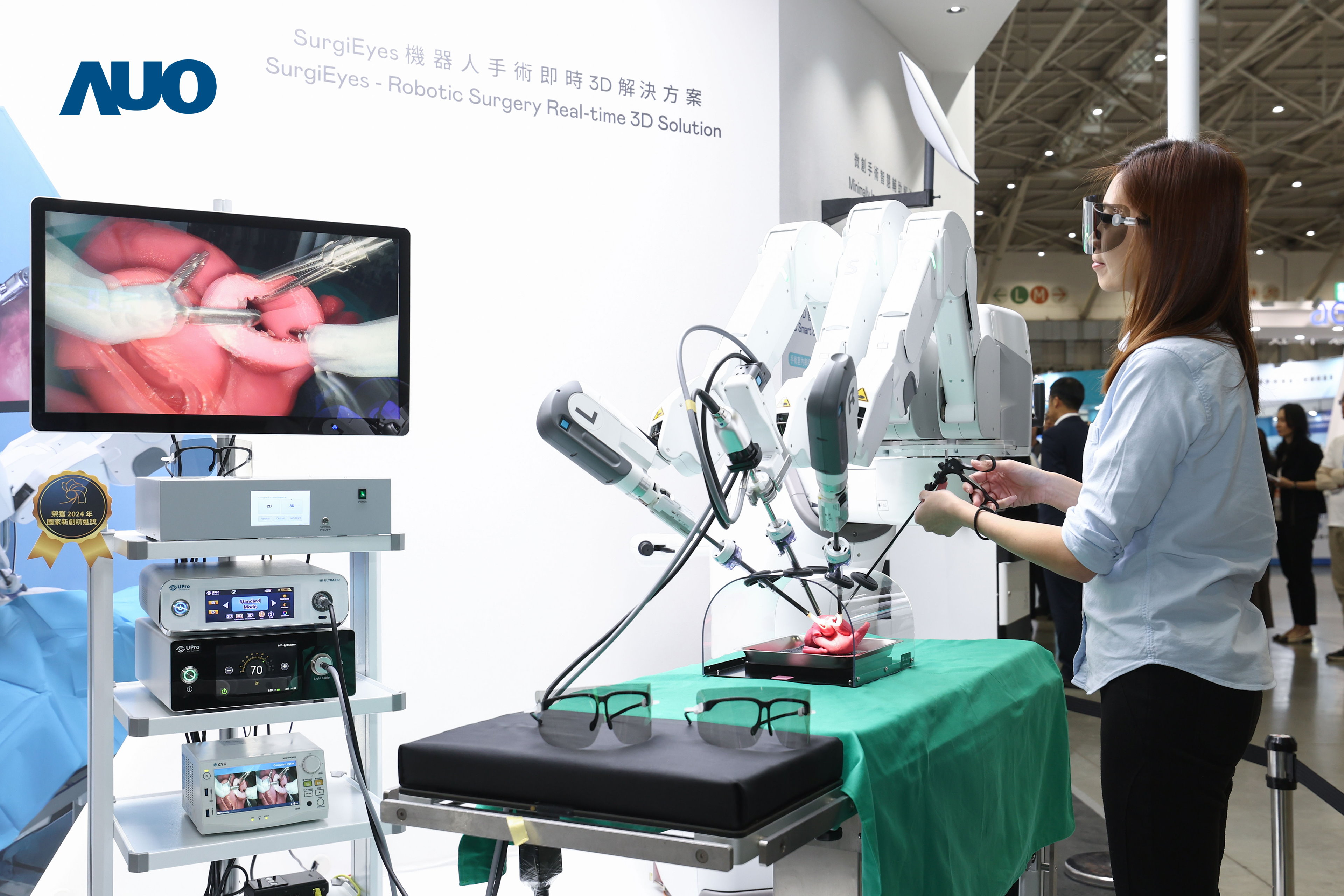 达擎以领先的3D显示技术推出〝SurgiEyes机器人手术实时3D解决方案〞，整合先进3D图像处理与独家3D垂直宽视角、广色域的显示技术，手术团队可实时同步主刀医师视角看到清晰3D影像，提升沟通效率与安全性。